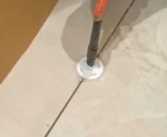 吉木乃瓷砖空鼓维修公司专业解答瓷砖在铺贴过程中，如果没有涂抹均匀到位的粘结材料（如水泥砂浆或瓷砖胶），可能会导致以下问题